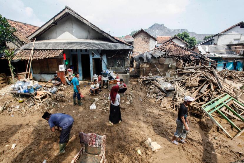 Suasana terdampak banjir bandang di Desa Rengasjajar, Cigudeg, Kabupaten Bogor, Jawa Barat.