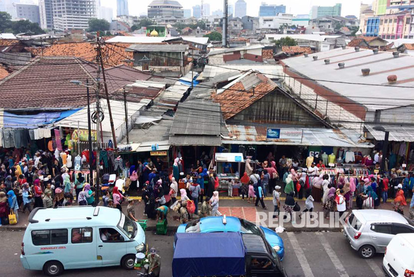 Suasana trotoar pinggir Jalan Jatibaru Raya, Tanah Abang, Jakarta Pusat.
