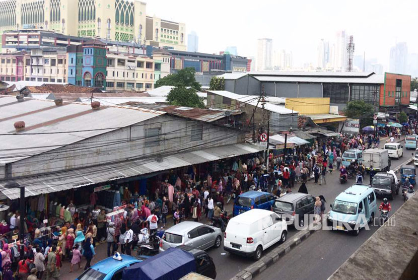 Suasana trotoar pinggir Jalan Jatibaru Raya, Tanah Abang, Jakarta Pusat. 