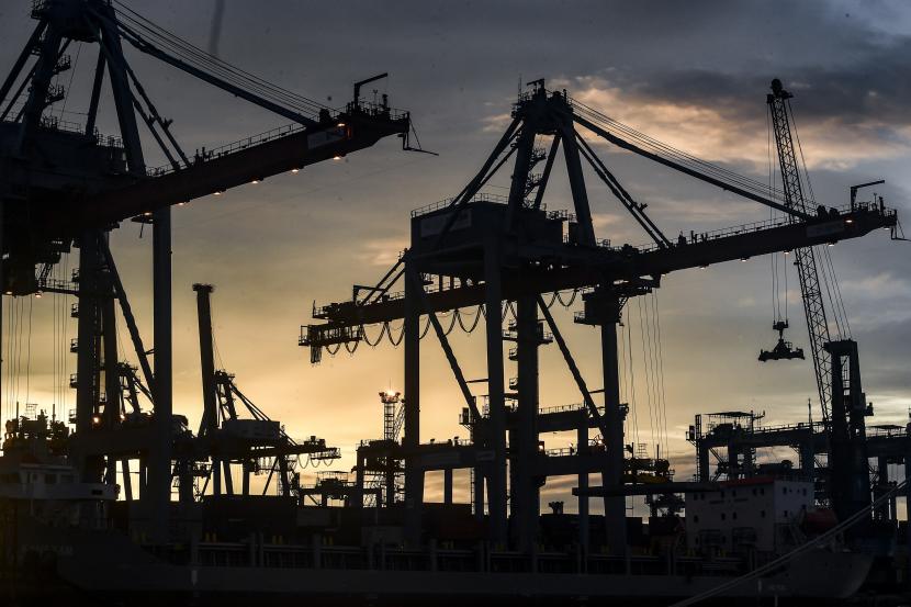 Suasana Terminal 3 Pelabuhan Tanjung Priok, Jakarta, Selasa (12/1/2021). Badan Pusat Statistik (BPS) mencatatkan, neraca perdagangan Indonesia sepanjang tahun lalu mengalami surplus 21,74 miliar dolar AS. 