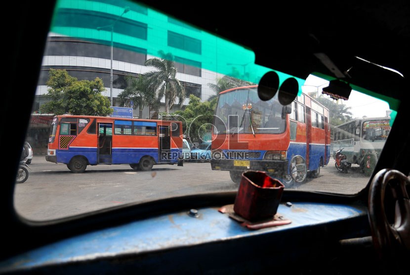   Suasana terminal angkutan umum Manggarai di Jakarta Selatan, Rabu (4/9).   (Republika/Prayogi)