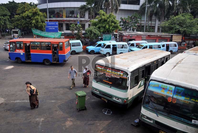   Suasana terminal angkutan umum Manggarai di Jakarta Selatan, Rabu (4/9).   (Republika/Prayogi)