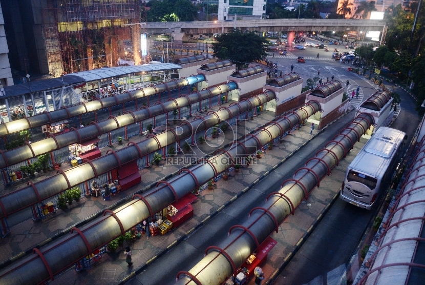 Suasana Terminal Bus Blok M lengang, Jakarta, Senin (21/12). 