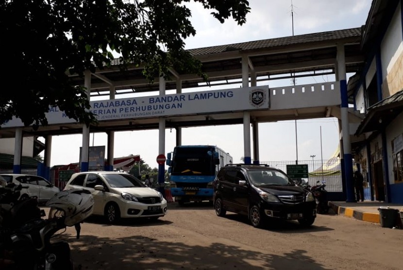 Suasana Terminal induk Rajabasa Kota Bandar Lampung.