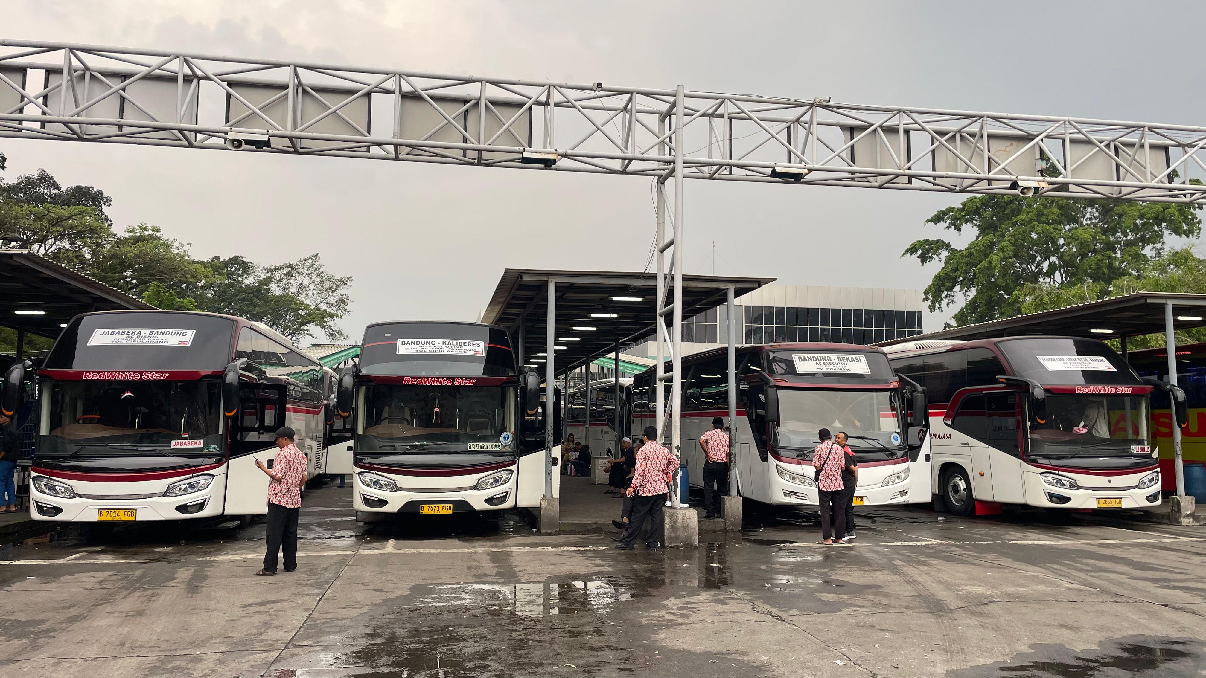 Suasana terminal Leuwipanjang, Kota Bandung, Jawa Barat, Ahad (24/8/2025).