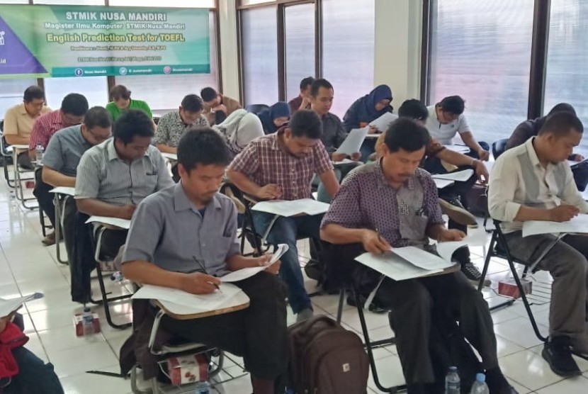 Suasana test TOEFL yang diadakan oleh STMIK Nusa Mandiri program Pascasarjana.
