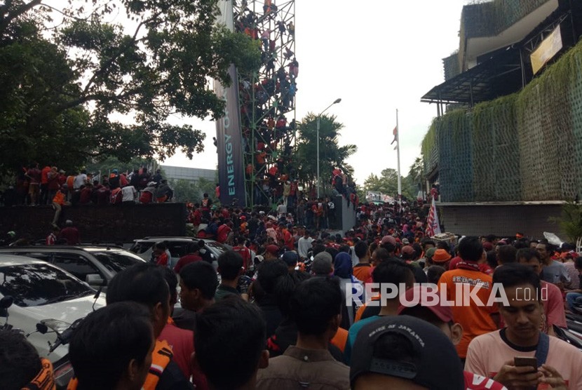 Suasana The Jakmania nonton bareng Persija Jakarta vs Mitra Kukar, di halaman Kemenpora, Jakarta Pusat, Ahad (9/12).