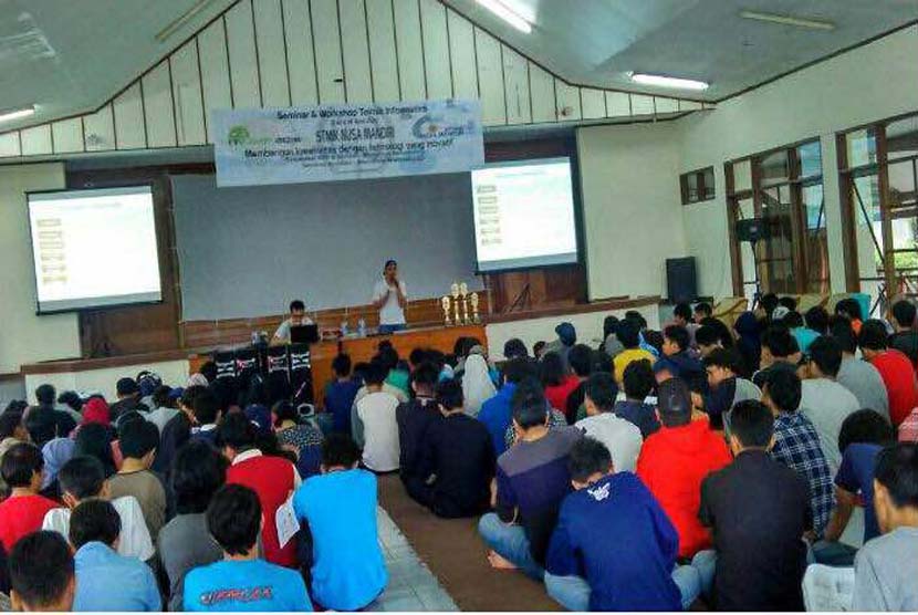 Suasana TI Camp 2016 yang digelar oleh STMIK Nusa Mandiri Jakarta dan Universitas BSI, Cimacan, Cianjur, 12-14 April 2016.