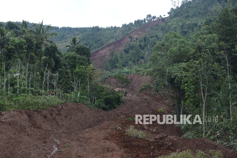 Suasana timbunan longsor di Desa Banaran, Kecamatan Pulung, Ponorogo, Jawa Timur, Senin (3/4).