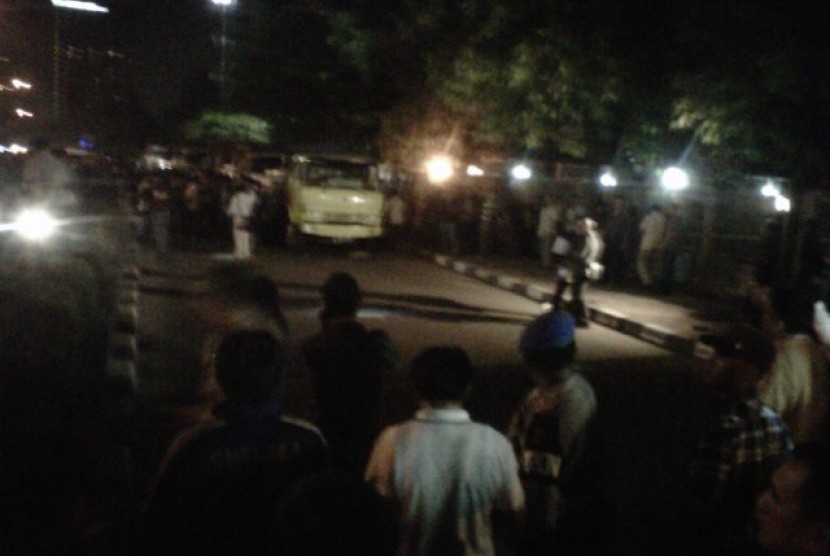 Suasana TKP penembakan polisi Provost Mabes Polri, Bripka Sukardi, Selasa (10/9) malam. Sukardi tewas usai ditembak tiga kali di bagian dada dan perut oleh orang tak dikenal di Jalan HR Rasuna Said, Jakarta Selatan, tepatnya di depan Gedung KPK.