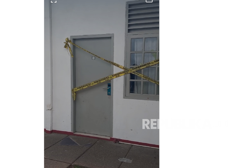 Suasana TKP penemuan diplomat yang tewas dengan kepala terlilit lakban di kamar indekosnya, Guest House Gondia, Jalan Gondangdia Kecil Nomor 22, Menteng, Jakarta Pusat, Rabu (9/7/2025). 
