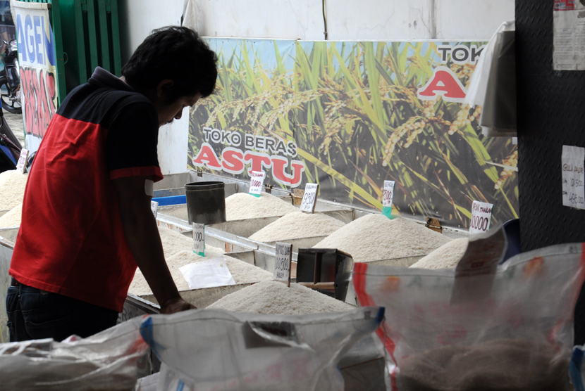  Suasana toko pedagang agen beras di Jalan KH. Usman Kukusan Beji, Depok, Jawa Barat, Jumat (20/2).  (foto : MgROL_34)