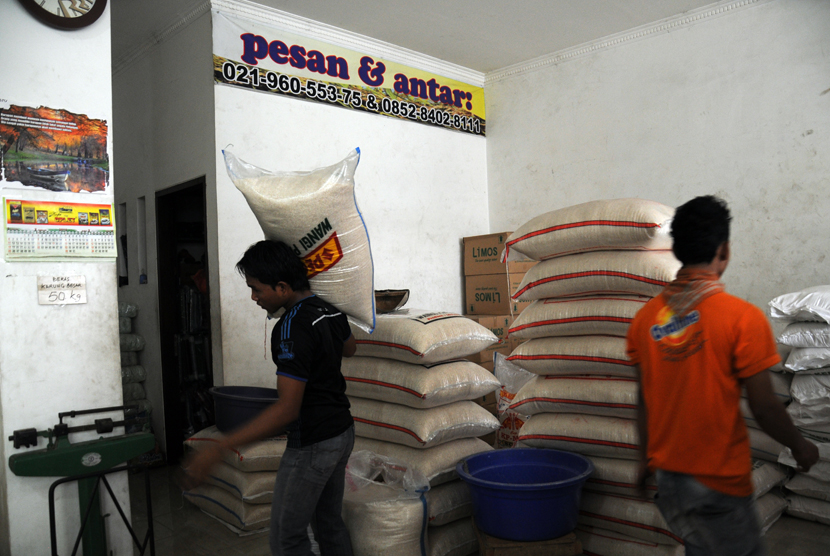  Suasana toko pedagang agen beras di Jalan KH. Usman Kukusan Beji, Depok, Jawa Barat, Jumat (20/2).  (foto : MgROL_34)