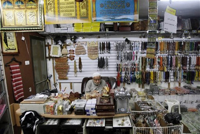 Pendudukan Israel Rugikan Ekonomi Palestina 2,5 Miliar Dolar. Suasana toko yang menjual tasbih dan pakaian yang digunakan umat Islam selama bulan suci Ramadhan di pasar di kota Tepi Barat, Palestina (Ilustrasi).  (AP/ Nasser Ishtayeh)