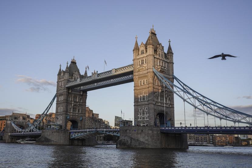 Suasana Tower Bridge di London, Inggris, Ahad (2/10/2022). Kerusakan alam dapat menimbulkan risiko yang lebih besar bagi perekonomian Inggris.