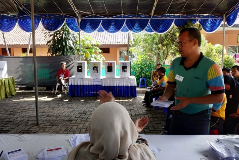 Suasana TPS 079 dan 078 di Panti Sosial Bina Laras 2, Cipayung, Jakarta Timur, Rabu (17/4).