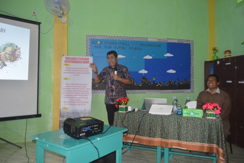 Suasana training  Extra Ordinary Teacher yang diadakan oleh Yayasan Dinamika Umat (YDU), Sabtu (23/12).