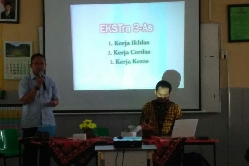 Suasana training motivasi yang dilaksanakan oleh Yayasan Bosowa Bina Insani (YBBI) Bogor untuk para karyawan non-guru dan tata usaha (TU).