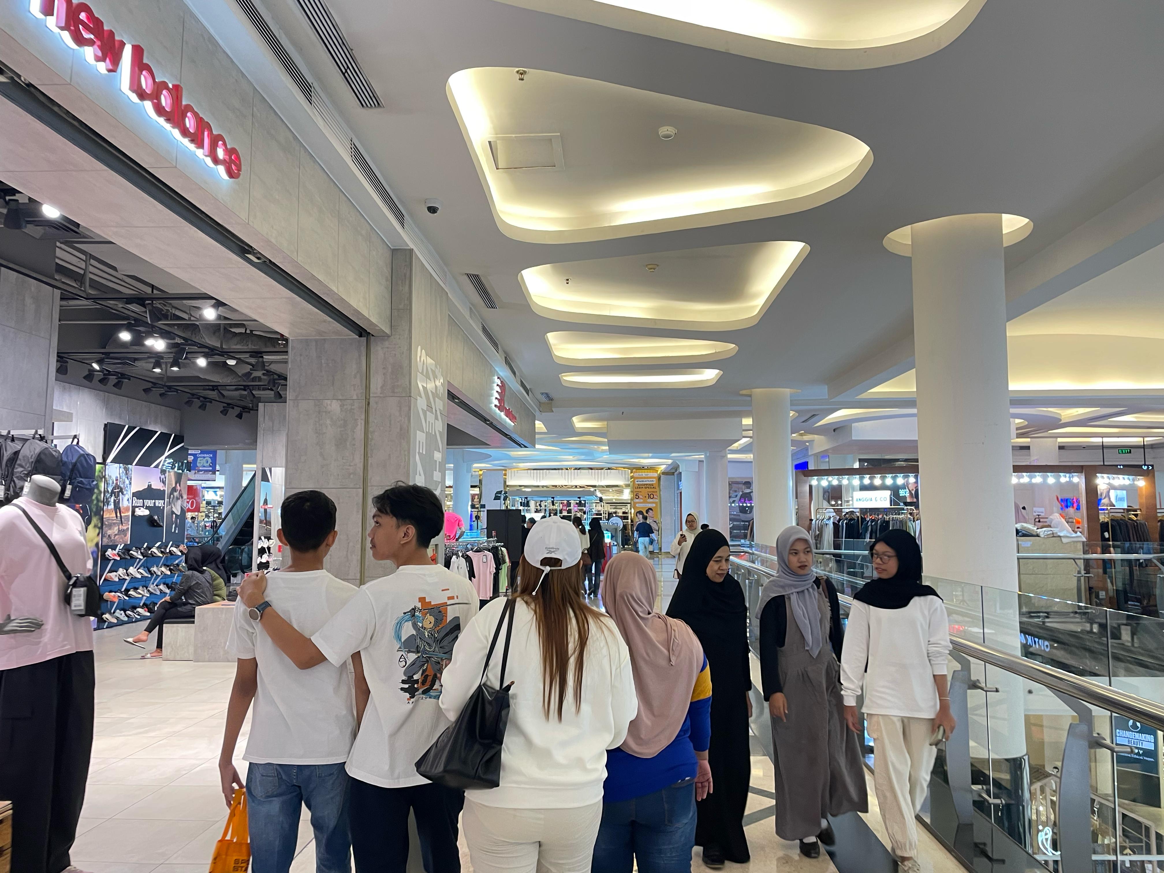 Sejumlah pengunjung sedang berjalan-jalan di Trans Studio Mall Bandung.
