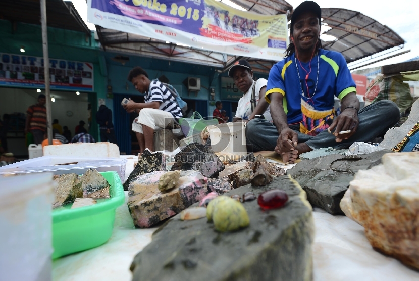 Suasana transaksi pedagang dan pembeli batu akik di Pasar Batu, Sentani, Jayapura, Papua, Rabu (28/7).  (Republika/Raisan Al Farisi)