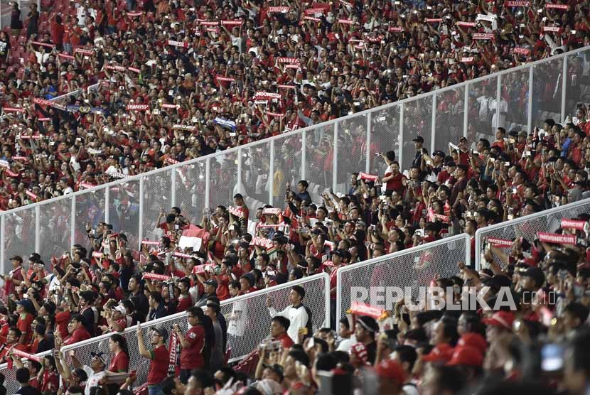 Suasana tribun penonton saat menyaksikan laga persahabatan antara Indonesia melawan Islandia di Stadion Utama Gelora Bung Karno, Jakarta, Ahad (14/1). 