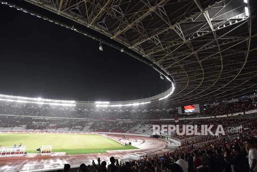 Suasana tribun penonton saat menyaksikan laga persahabatan antara Indonesia melawan Islandia di Stadion Utama Gelora Bung Karno, Jakarta, Ahad (14/1).