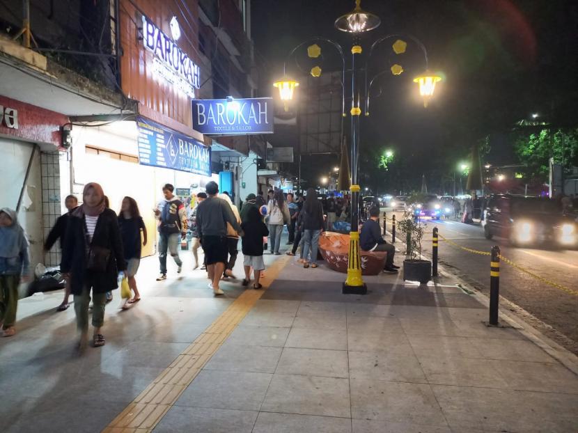 Suasana trotoar di Jalan KH Z Mustofa, Kota Tasikmalaya, Sabtu (8/10/2022) malam.