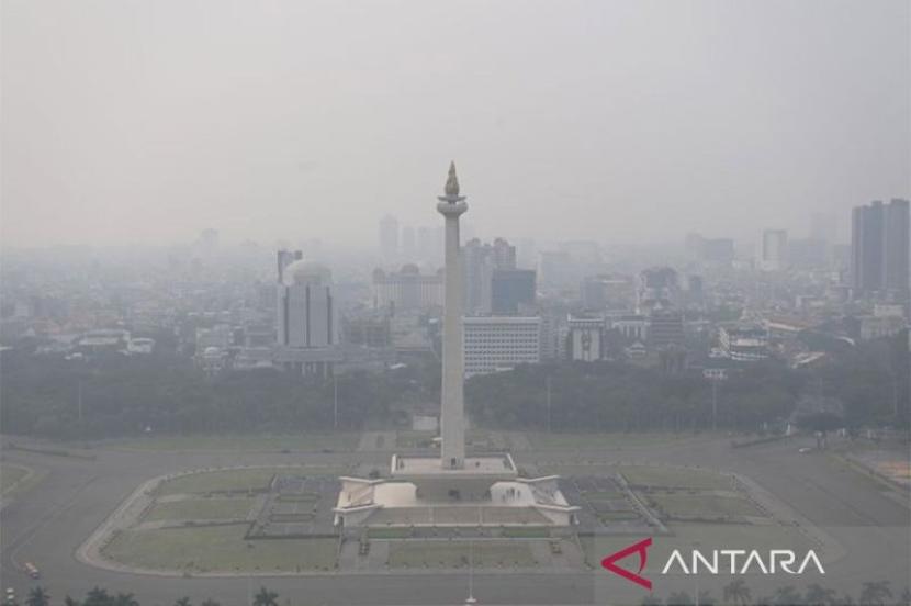 Suasana tugu Monas yang tertutup oleh kabut polusi di Jakarta. 