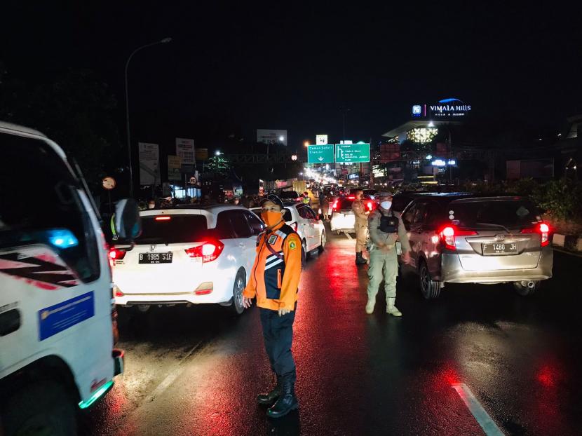 Suasana uji coba ganjil-genap kendaraan bermotor menuju kawasan Puncak di checkpoint Simpang Gadog, Kabupaten Bogor, Jumat (3/9) malam. 