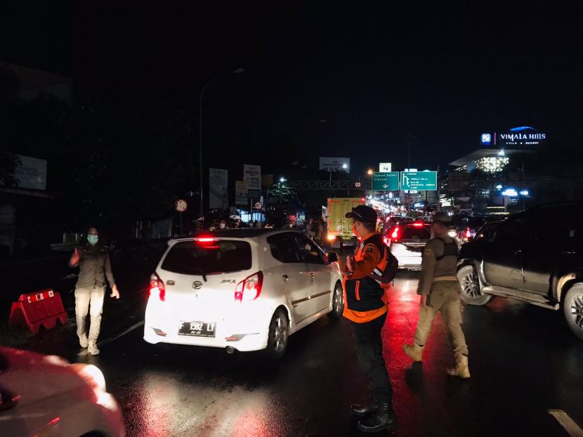 Suasana uji coba ganjil-genap kendaraan bermotor menuju kawasan Puncak di checkpoint Simpang Gadog, Kabupaten Bogor, Jumat (3/9) malam.