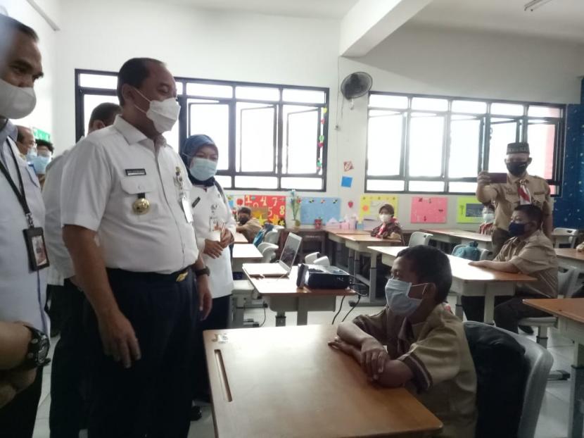 Suasana uji coba pembelajaran tatap muka (PTM) di SDN Palmerah 03 Pagi, Jakarta Barat, Rabu (7/4). Pada hari pertama kegiatan tersebut diikuti oleh para siswa kelas 5 dengan menerapkan protokol kesehatan secara ketat. 