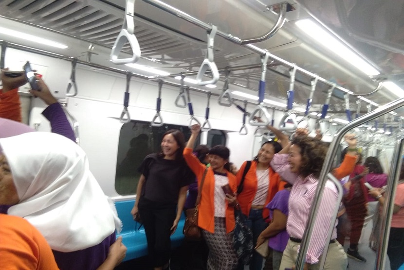 Suasana uji coba pengoperasian Moda Raya Terpadu di Stasiun Bundaran HI, Selasa (12/3)