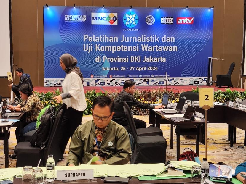 Suasana Uji Kompetensi Wartawan (UKW) yang digelar Dewan Pers di Hotel Sultan, Jakarta, Sabtu (27/4/2024) sore. Foto: Israr/Republika