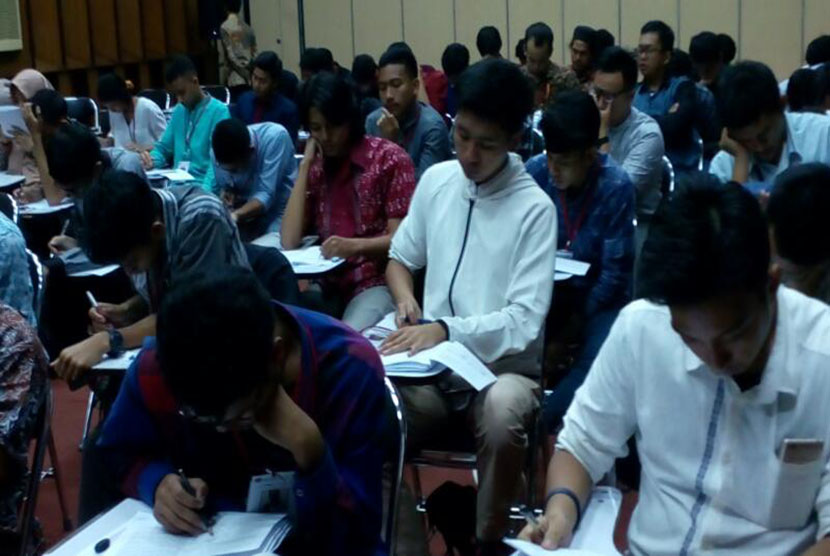 Suasana ujian masuk Kastamonu University di auditorium Ronodipuro RRI Jakarta Jl Merdeka Barat 4-5, Jakpus, Ahad (16/4).