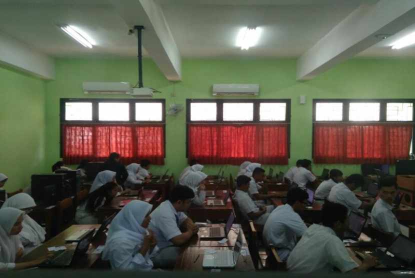Suasana Ujian Nasional Berbasis Komputer hari pertama di SMA 88 Jakarta, Senin (10/4). 