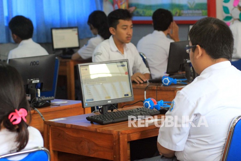 Suasana Ujian Nasional Berbasis Komputer (UNBK) hari pertama di SMAN 20, di Jl Citarum, Kota Bandung, Senin (4/4). 