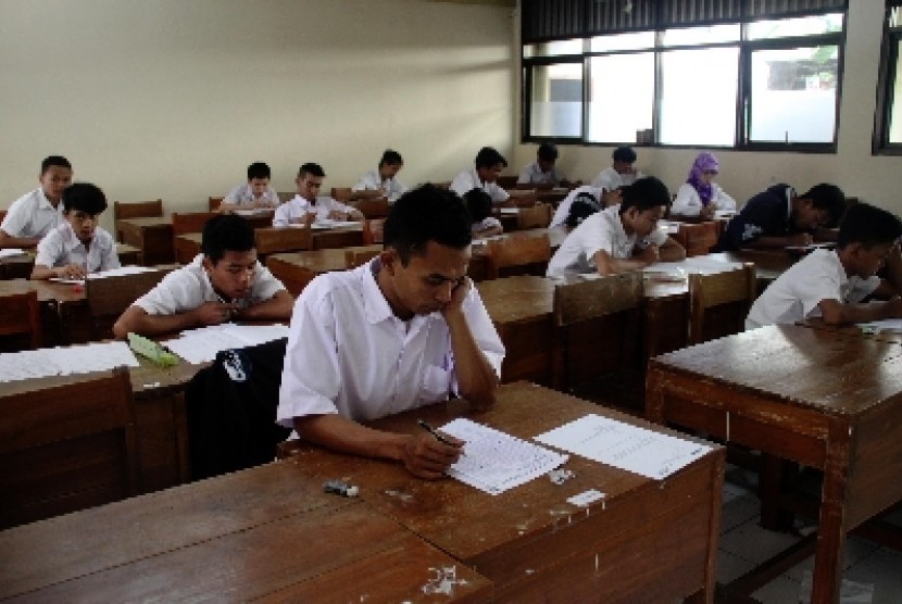 Suasana Ujian Nasional Paket B di SMAN 22 Jakarta Timur, Selasa (6/5).