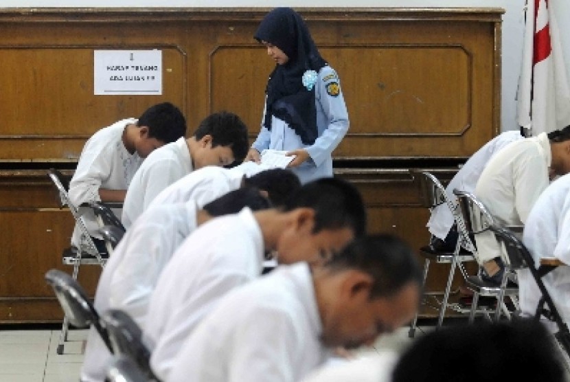  Suasana Ujian Nasional program kejar paket C di Lapas Cipinang, Jakarta Timur, Senin (13/4).