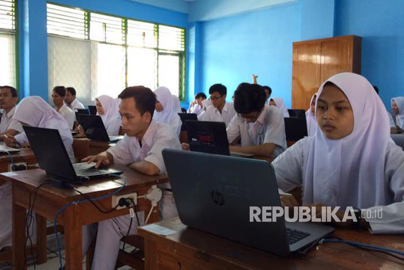 Suasana UNBK Madrasah Aliyah (MA) Saadatuddarain di sesi kedua yakni pukul 09.30 WIB, Mampang Prapatan, Jakarta Selatan, siswa/i merasa lebih mudah mengerjakan dengan komputer.