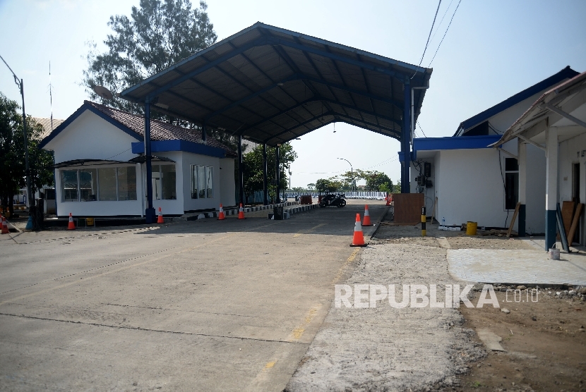  Suasana Unit Pelaksana Penimbangaan Kendaraan atau biasa disebut jembatan timbang Losarang,Kab Indramayu, Jawa Barat, Ahad (11/6). 