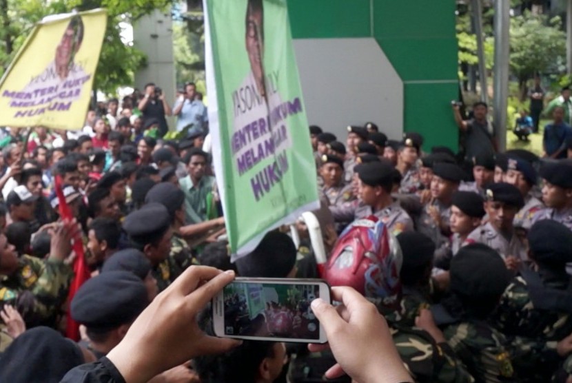 Suasana unjuk rasa kader dan simpatisan PPP di depan kantor kemenkumham, Jakarta