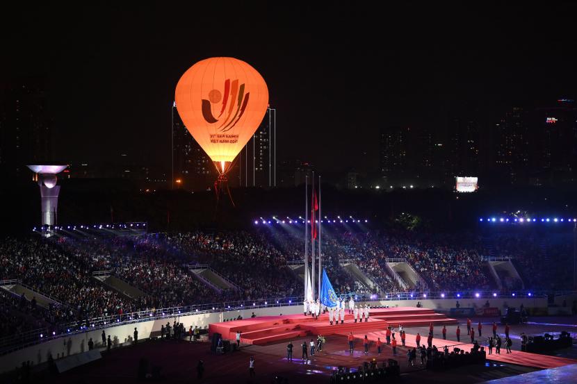 Suasana upacara pembukaan SEA Games 2021 di Stadion Nasional My Dinh, Hanoi, Vietnam, Kamis (12/5/2022). Ratusan warga antusias tonton pembukaan SEA Games 2021 meski hanya dari luar stadion. Ilustrasi.