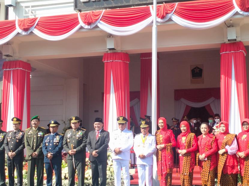 Suasana Upacara Peringatan HUT ke-77 RI di Balai Kota Malang, Rabu (17/8/2022). Pada kegiatan ini terlihat sejumlah undangan dari berbagai instansi hadir. 