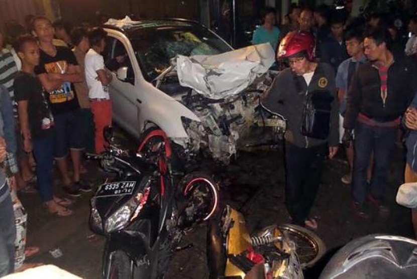 Suasana usai tabrakan di Jalan Pondok Indah, yang menewaskan empat orang.