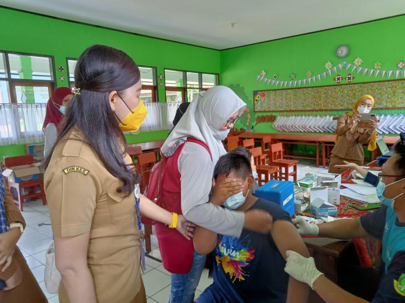 Suasana vaksin day anak usia 6-11 tahun di SDN Cipanengah, Kecamatan Lembursitu, Kota Sukabumi. Kapolda Jabar mengapresiasi warga Sukabumi karena capaian vaksinasinya tinggi.