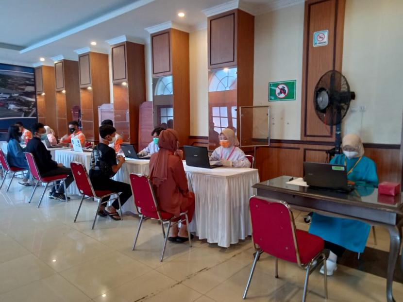 Suasana vaksinasi Covid-19 di Gedung Juang 45 Kota Sukabumi, Sabtu (10/7).