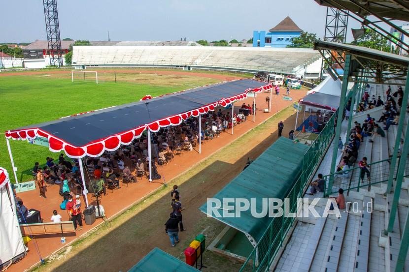 Suasana vaksinasi COVID-19 massal di Stadion Singaperbangsa, Karawang, Jawa Barat, Sabtu (24/7/2021). Vaksinasi massal yang digelar BPBD Jawa Barat dan Pemerintah Kabupaten Karawang tersebut menyiapkan sedikitnya dua ribu dosis per hari dengan total persediaan 56 ribu dosis vaksin COVID-19 untuk masyarakat guna mencegah lonjakan kasus COVID-19.