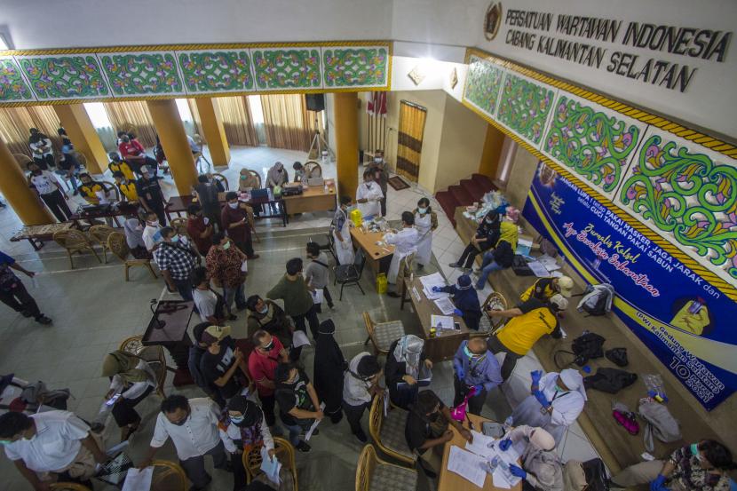 Warga Kalsel Jangan Terkecoh Kasus Covid-19 Cenderung Turun. Suasana vaksinasi COVID-19 untuk wartawan di Gedung PWI Kalsel, Banjarmasin, Kalimantan Selatan, Rabu (10/3/2021). Dinas Kesehatan Provinsi Kalimantan Selatan berkerjasama dengan Persatuan Wartawan Indonesia (PWI) Kalsel dan sejumlah organisasi wartawan lainnya menggelar vaksinasi COVID-19 yang diikuti sebanyak 370 awak media di Kalimantan Selatan sebagai upaya membantu program pemerintah dalam penanggulangan pandemi COVID-19.