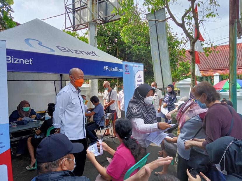 Pelaksanaan vaksinasi dosis ketiga atau booster pertama di Puskesmas Selabatu, Kecamatan Cikole, Kota Sukabumi, Jawa Barat, Rabu (12/1/2022).