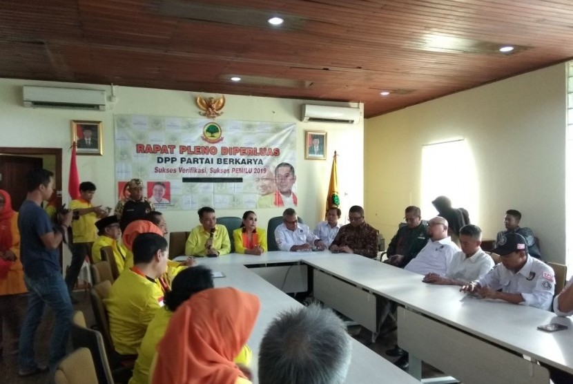 Suasana verifikasi faktual di DPP Partai Berkarya,  Cilandak, Jakarta Selatan, Ahad (1 /1). KPU menyatakan partai bentukan Tommy Soeharto tersebut belum memenuhi syarat verifikasi faktual di tingkat DPP.  